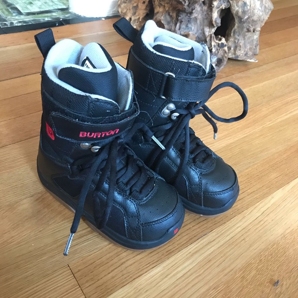 Burton Freestyle kids size 1 snowboarding boots